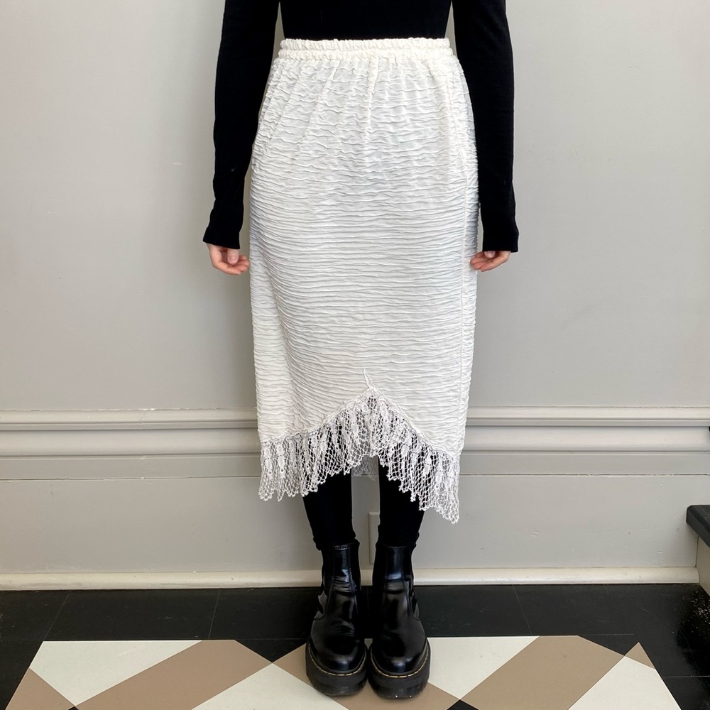 Vintage 1990’s asymmetrical ruched lace midi skirt. 🤍